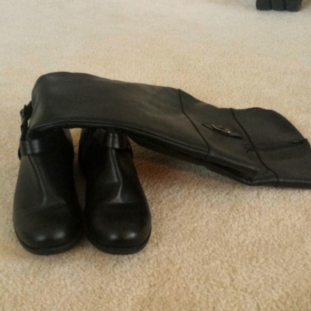 Solanze Black leather man made material size 10 M knee high boots.